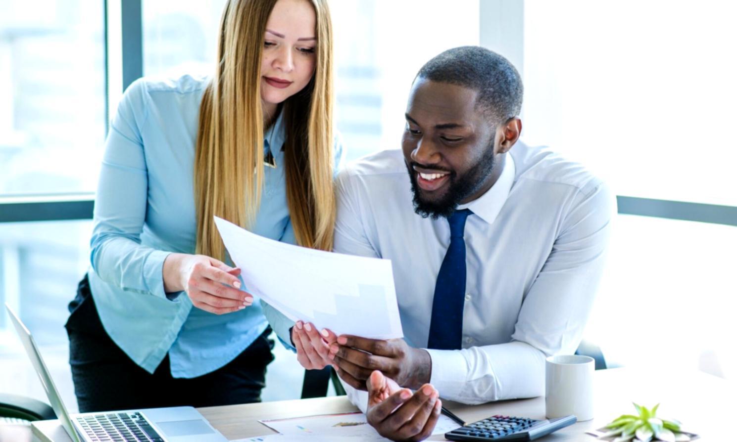 Equipo de solenivorant trabajando en planificación financiera colaborativa