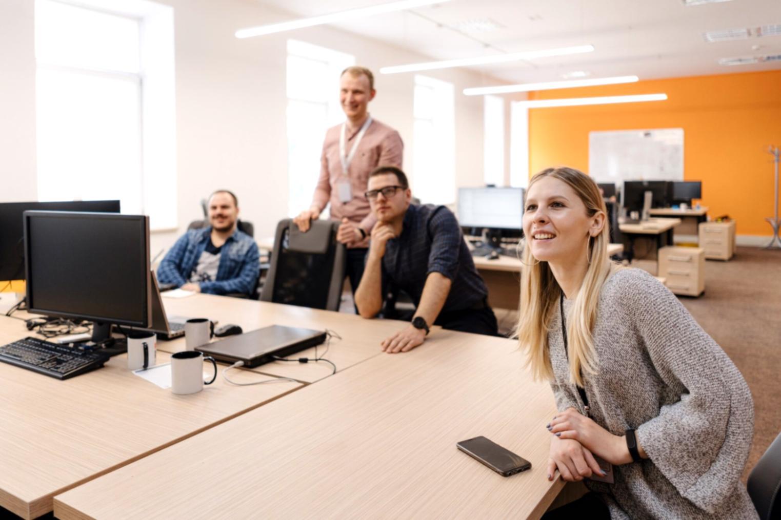 Espacio de trabajo moderno donde analizamos estrategias financieras empresariales
